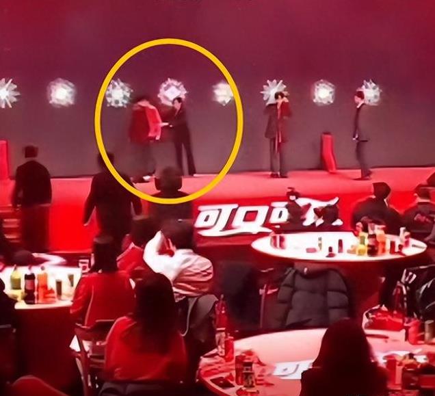 王楚钦官宣新代言,又来收割女粉丝的钱包了,偶像包袱越来越重