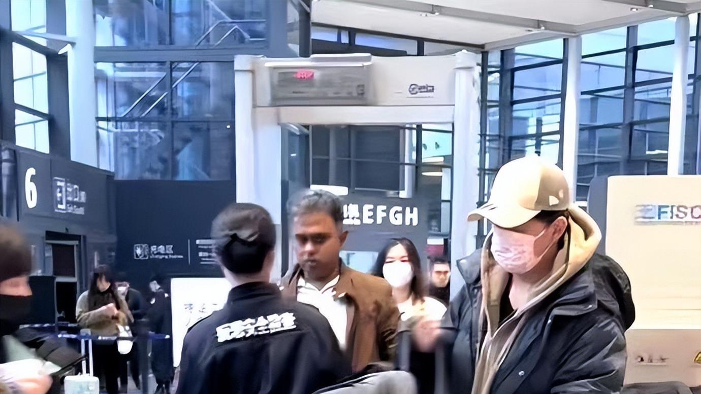 恋情曝光四年多，曾被曝结婚，潘粤明和尹姝贻现身机场