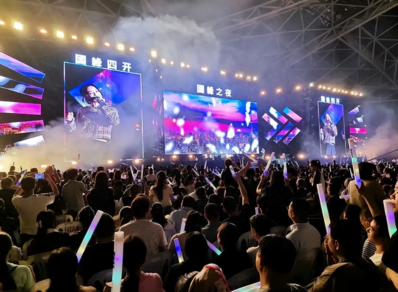 刀郎演唱会穿黑衣白裤冲上热搜，价格曝光后，网友：活该你红