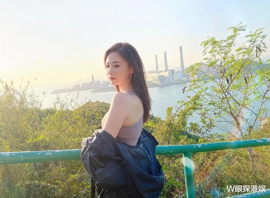 “假情侣协议”被捶?刚演女一又传怀孕退圈,她亲揭与富二代关系