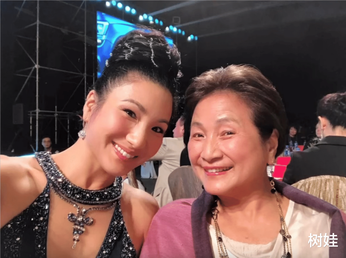 郑佩佩小女儿再发文悼念母亲,称仍痛苦沉重,儿子已重回生活正轨