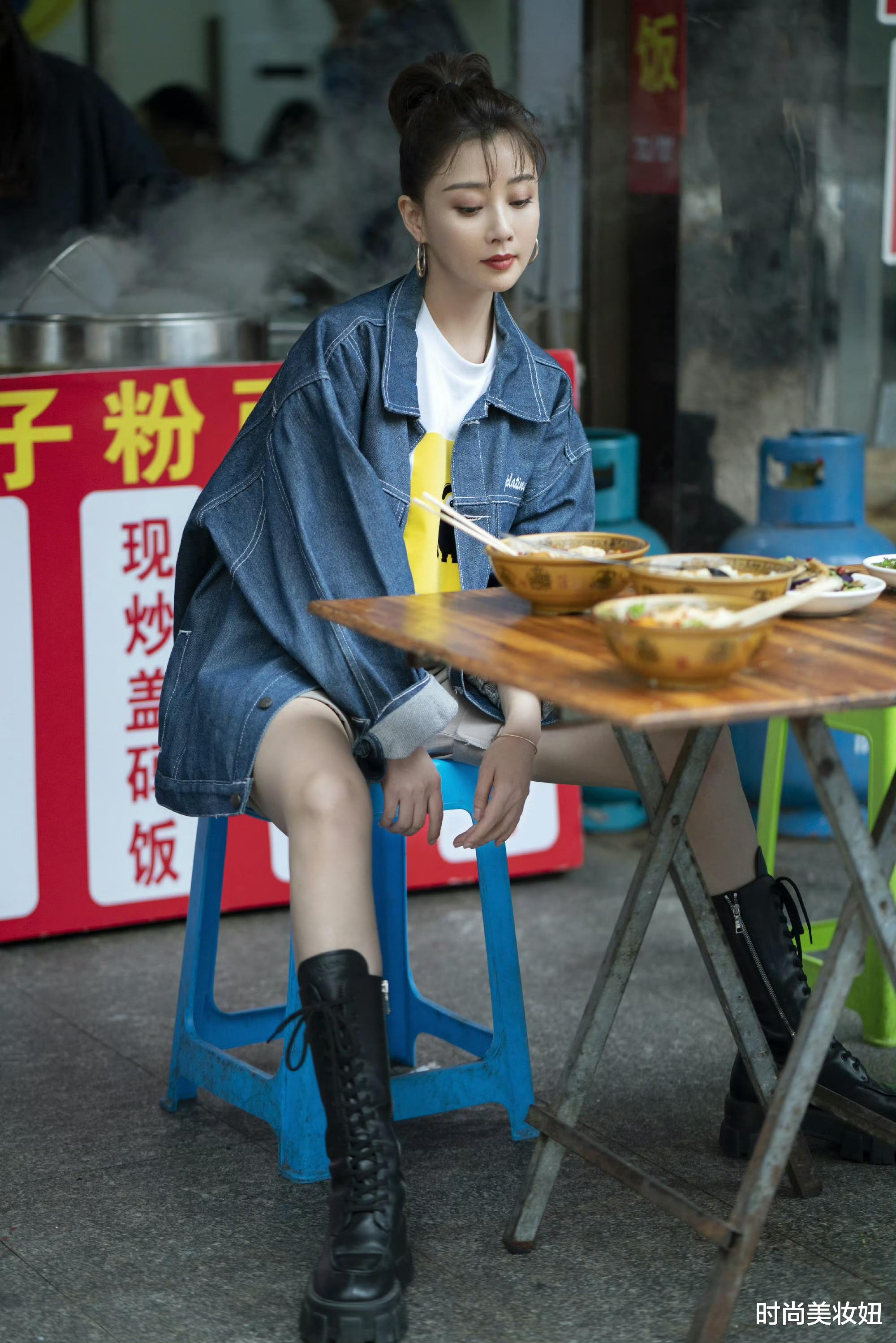 殷桃扎“高马尾”也太美了吧!穿牛仔外套+马丁靴,美得像25岁