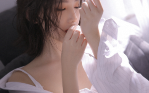 深爱了十年的青梅在火灾现场无视我，选择了救她男友，可等我喜欢上别人后，她又哭说她一直爱着我