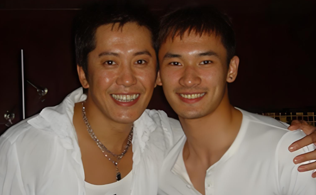 他8次登春晚,从情歌王子到阶下囚,现54岁被富婆搂着卖唱