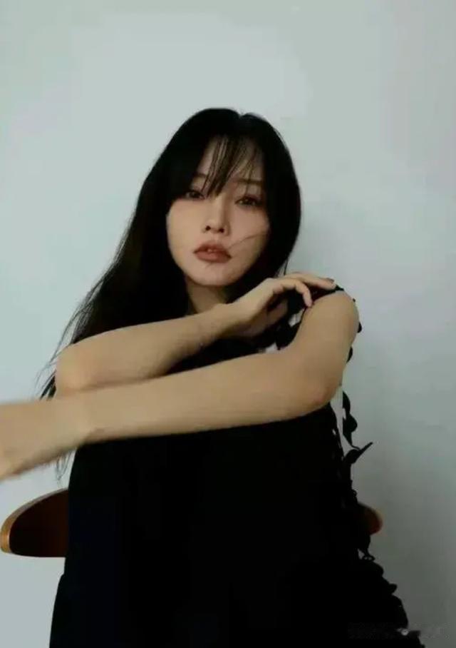 42岁李小璐山顶拍摄被偶遇,个子好矮像1米5,浓妆艳抹愁眉苦脸