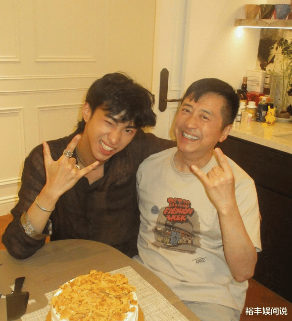 庾澄庆父子合体拜新年!甜蜜揽肩关系超好,惨被嫌弃仍满眼都是爱