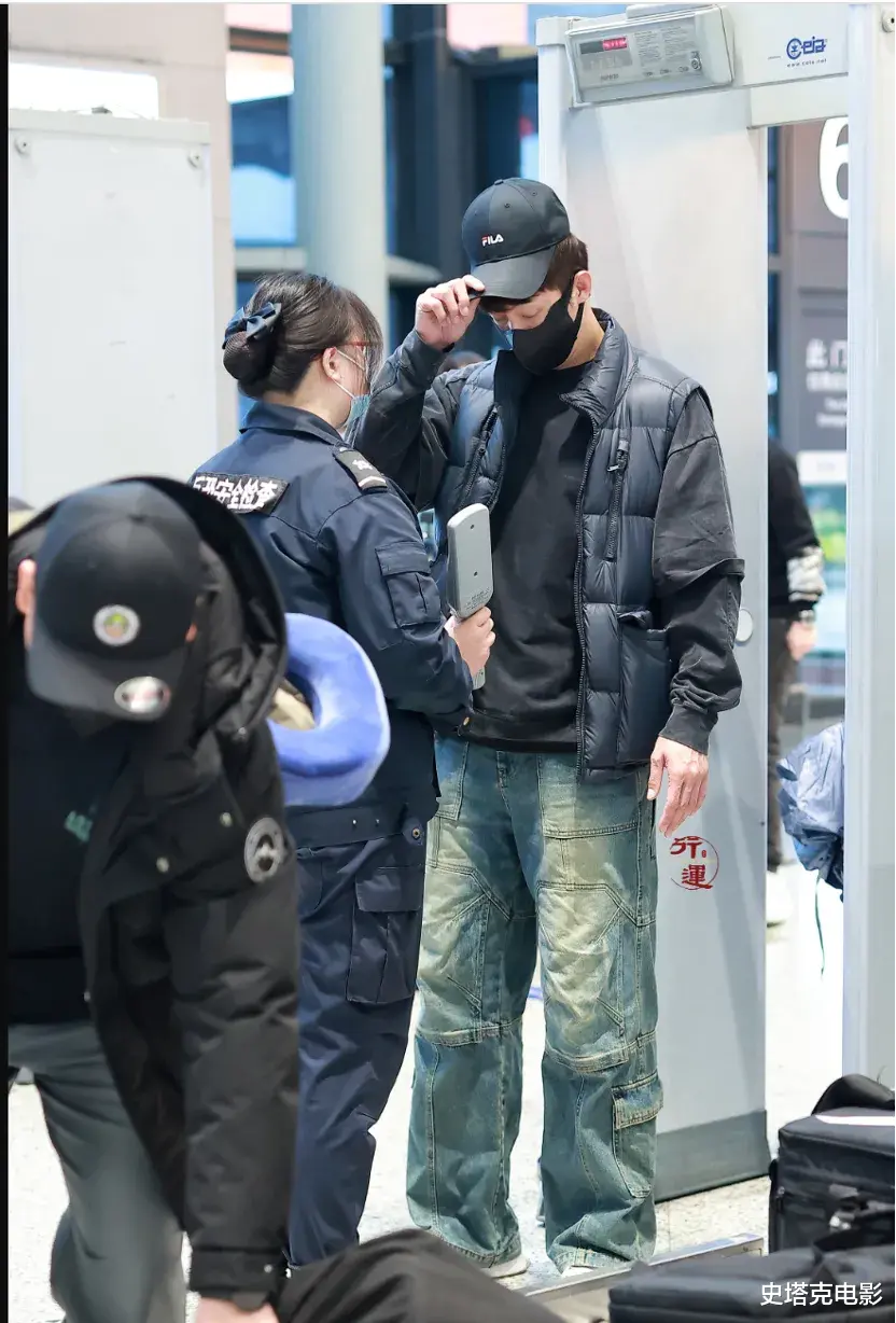 黄晓明黄景瑜被偶遇：3人吃炖鱼，贾乃亮买10斤瓜子准备坐绿皮车