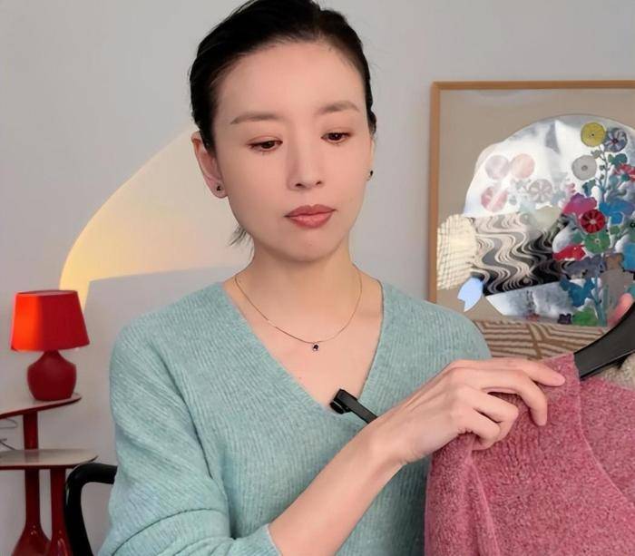 董洁反穿瑜伽裤直播被疑擦边？皮肤白皙似老少女，男粉：她的肥皂我屯了10盒