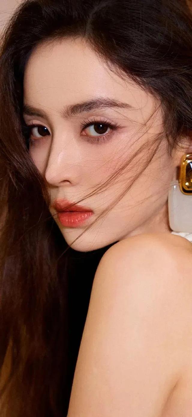 古力娜扎深V白色礼服,依旧美的很安心!