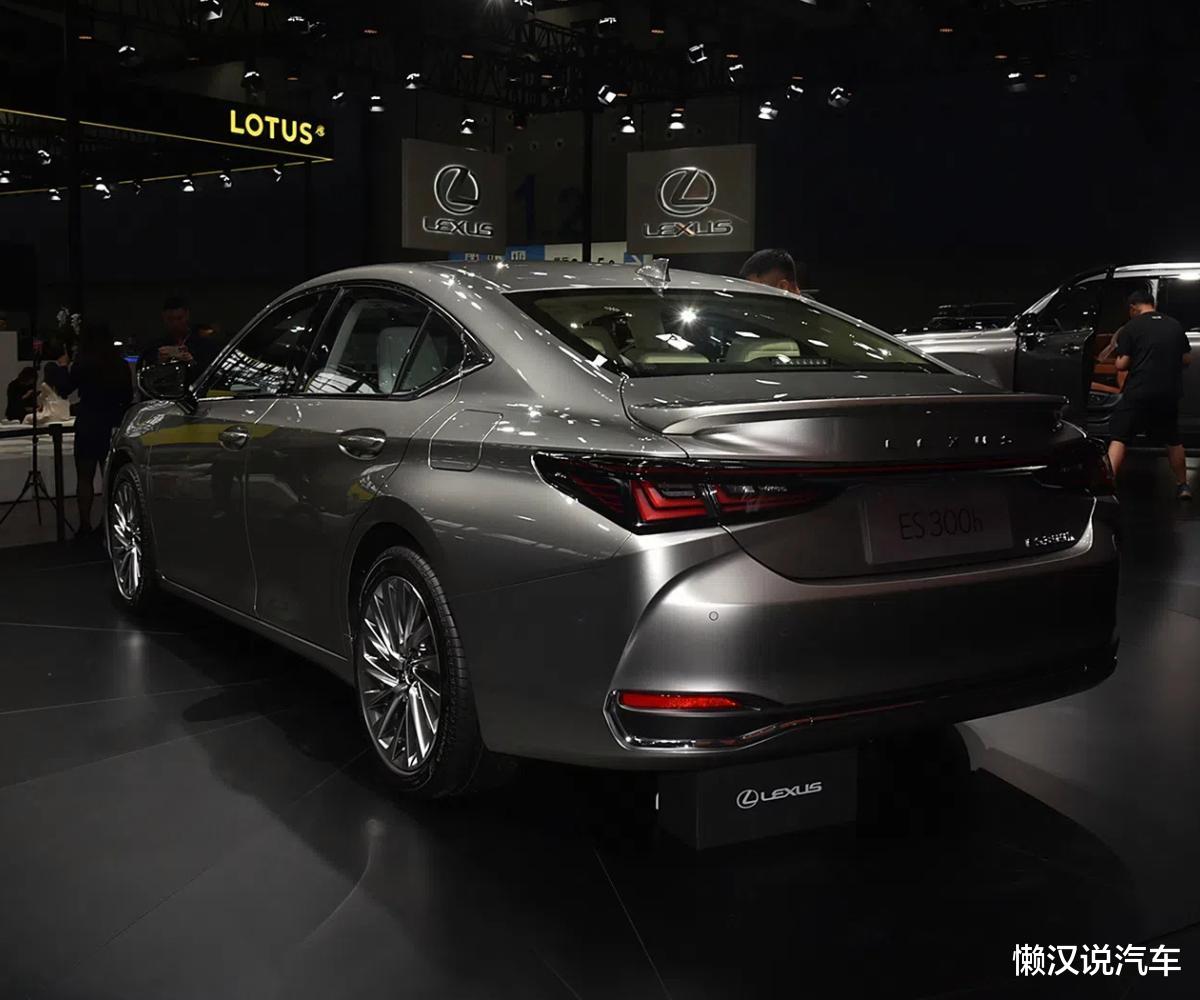 全新25款雷克萨斯ES到店,配2.0L+CVT,长近5米,比宝马3系漂亮
