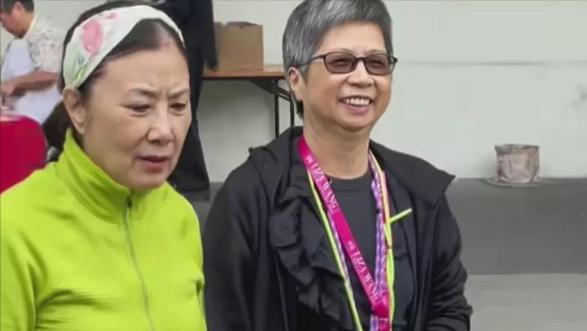 娱乐圈最大的笑话，一个连走路都费劲的歌手，77岁还开演唱会捞金