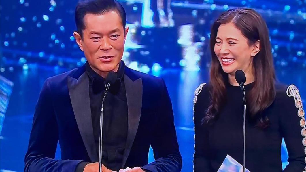 35岁杨颖上台颁奖，港媒“有意”关掉美颜，baby颜值翻车了