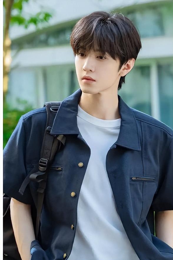 微博之夜区别对待!李沁座位边缘化愤然离场,连获奖感言都不让说