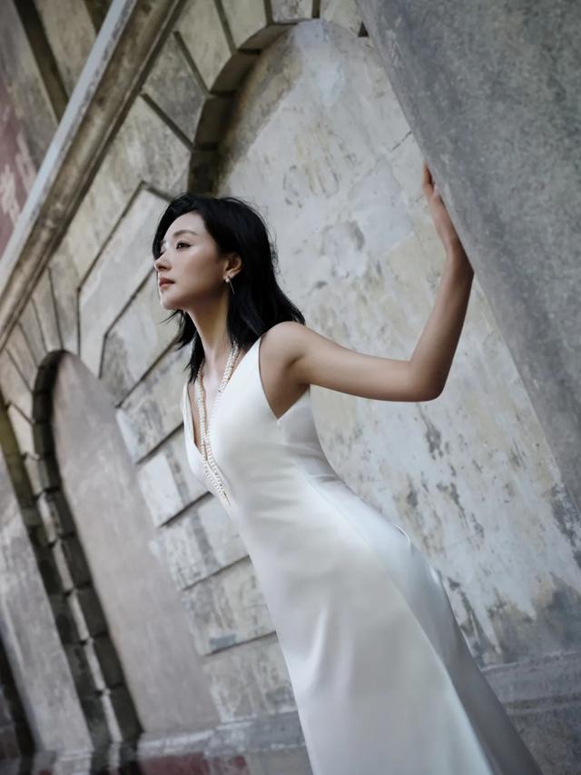 万茜，随性短发，优雅生姿