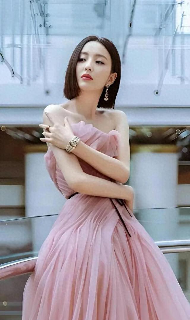 曾经的新疆第一美女,离婚后跟神秘男子,至今美貌渐失双下巴突显