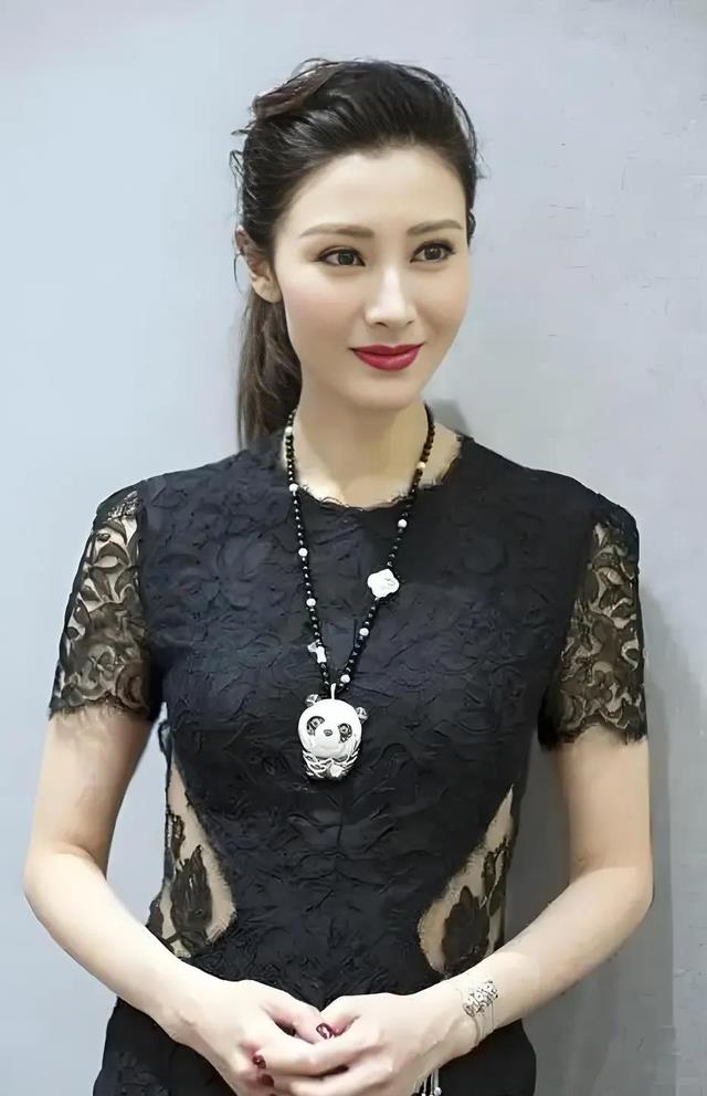 李嘉欣:华贵的气质与盛世的美颜!