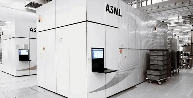 美荷两国同时发声,对中国独立研发的光刻机技术给予了强烈批评