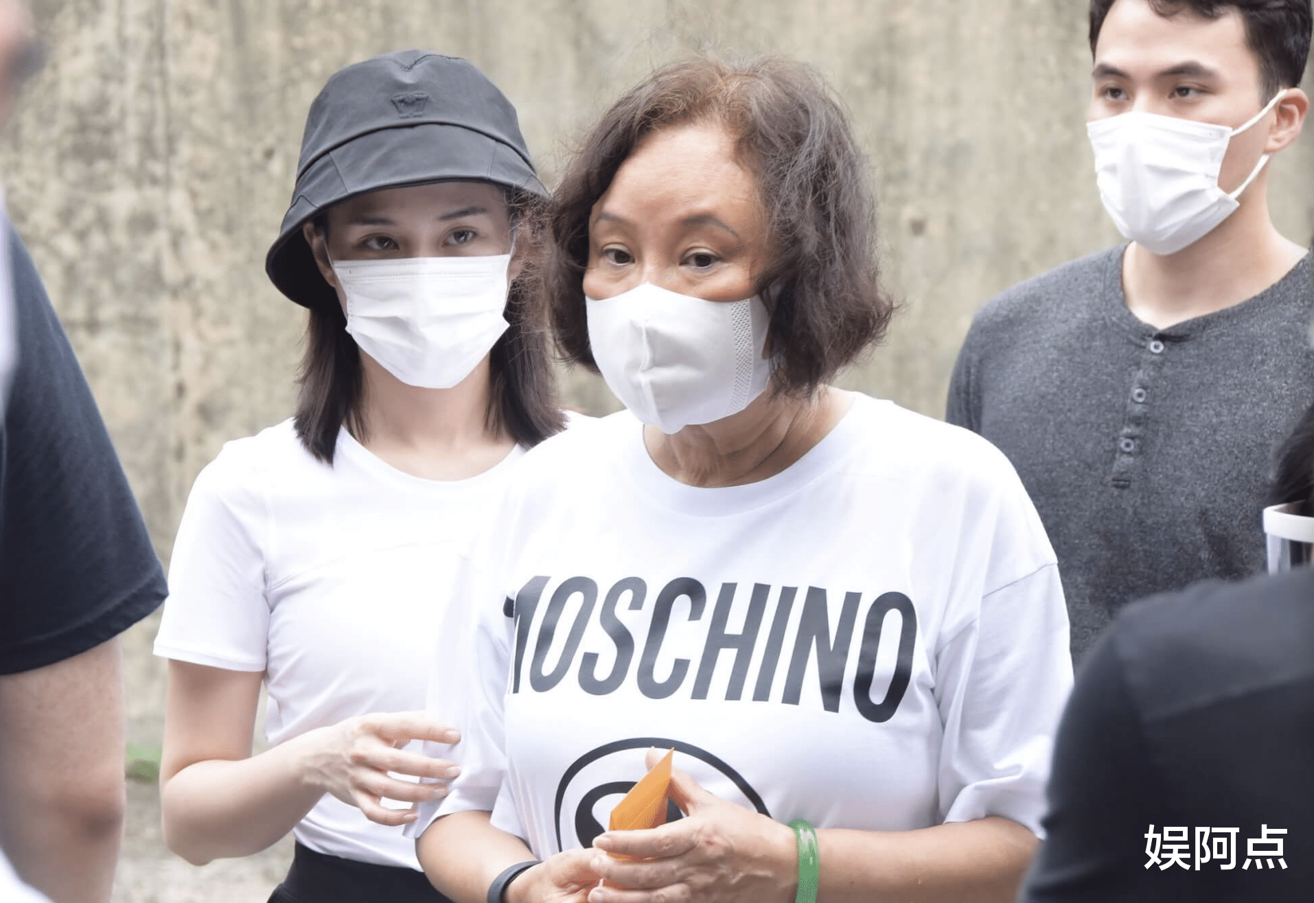 何超莲一早为赌王扫墓，三太陈婉珍体力不支，需两个保姆搀扶上山