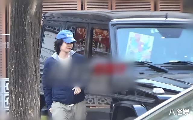 董子健陪女儿上美术课,头发长的能扎辫子,才30却有着50岁的沧桑