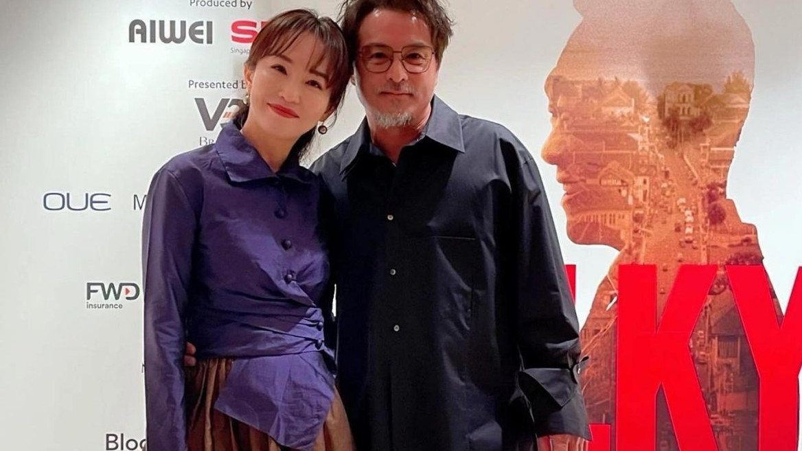 53岁范文芳携老公亮相！穿衣打扮嫩如学生，同岁的他白胡子像爸爸