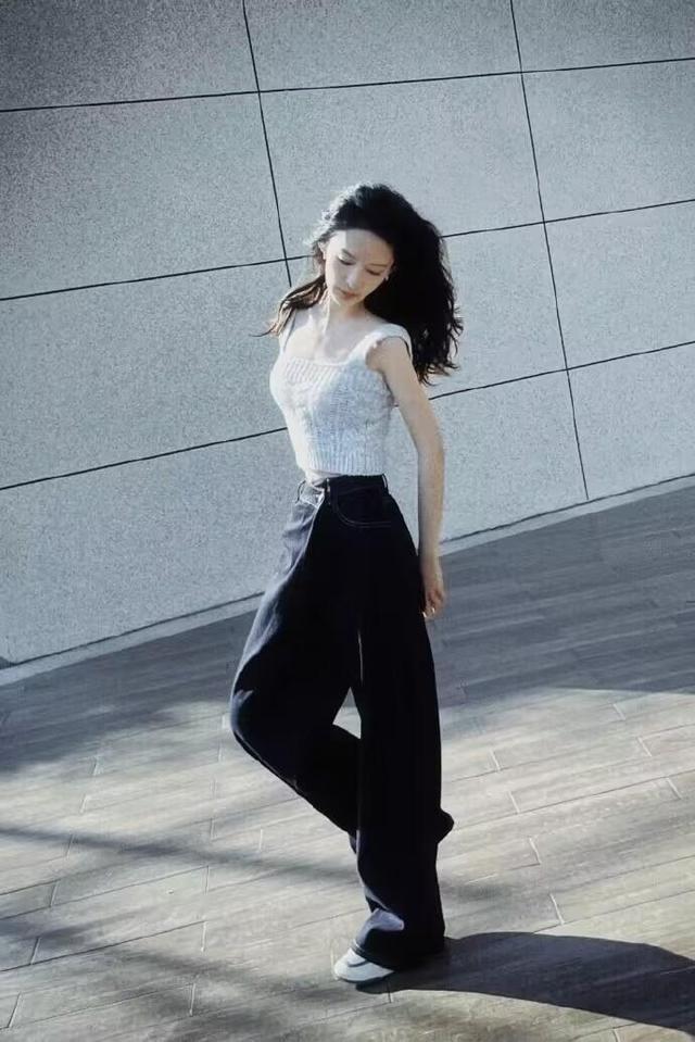 李沁厉害了,穿的裤子粗如“水桶”也不显胖,仿佛走路都带风!