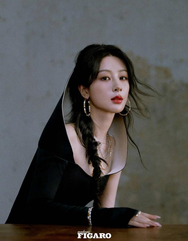 优雅纯洁！杨紫穿白色长裙亮相，单边长辫发型温婉大气引人赞