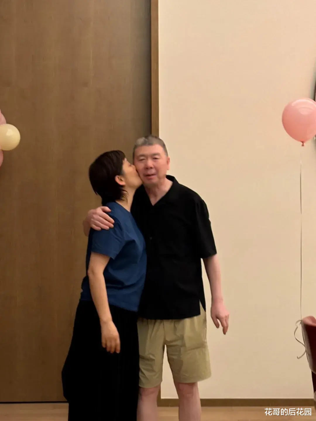 徐朵晒合照为妈妈庆生,徐帆亲吻丈夫爱意十足,我才知道,原来他们竟然是夫妻!