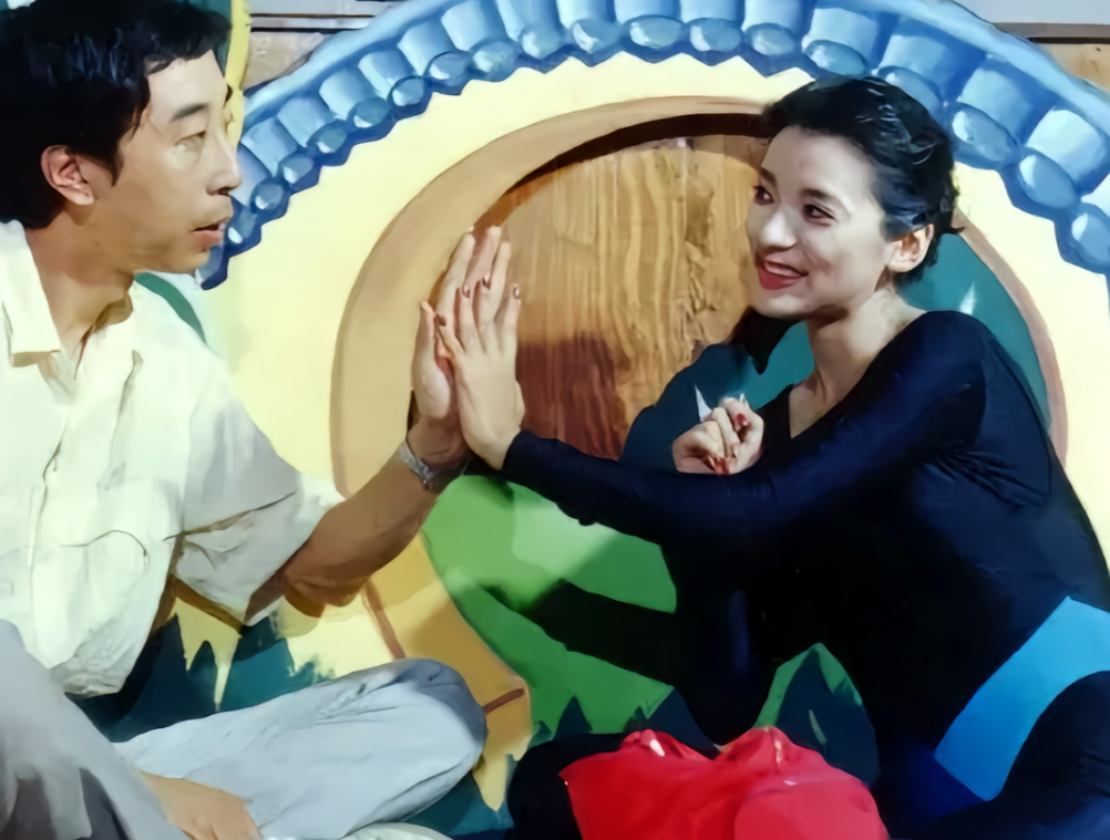 她是刘晓庆的闺蜜、傅彪的同学,年轻时貌美如花,如今56岁仍未婚