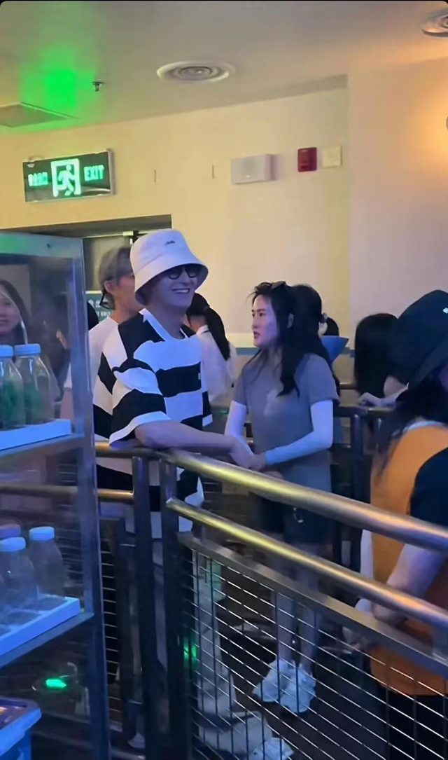 陈若琳恋情曝光,和演员牛俊峰约会,跨界恋爱还是友谊呢?