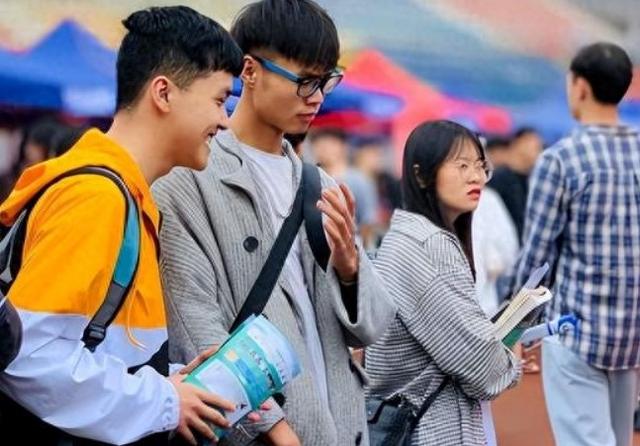 聘任制公务员招聘遇冷，高薪也难吸引大学生眼球，原因很现实