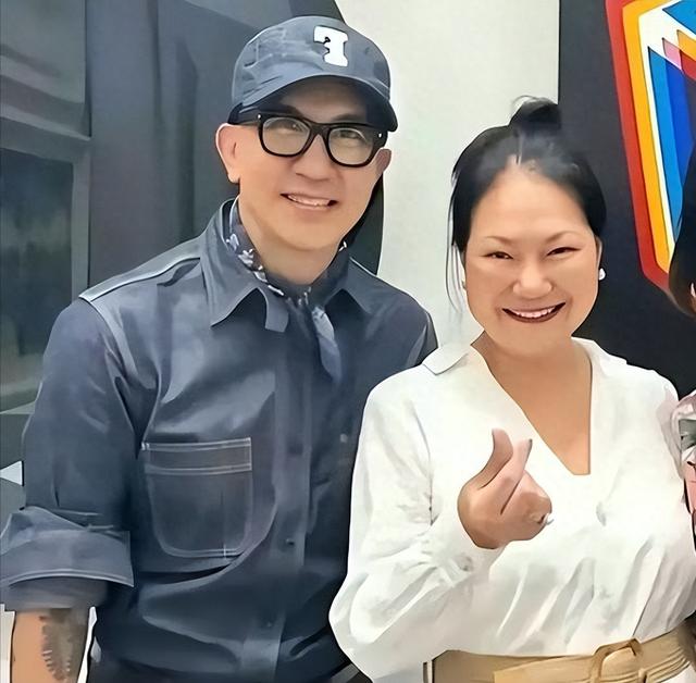 S妈心痛不已!汪小菲断供后,家族昔日辉煌成泡沫,言:悔之不及