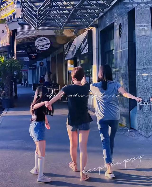 马伊琍女儿父亲节晒照：与爸爸文章罕见同框，父女歪头卖萌超可爱