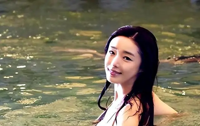 她是倪妮眼中钉！曾被张艺谋力捧，后嫁富豪卷款61亿逃跑国外