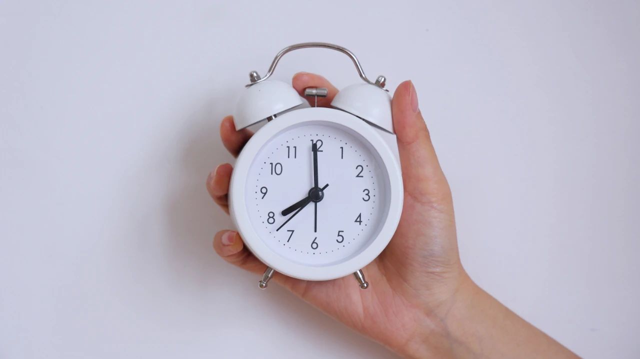 “8小时睡眠论”靠谱吗？60岁后，最佳睡眠时长应是多久？