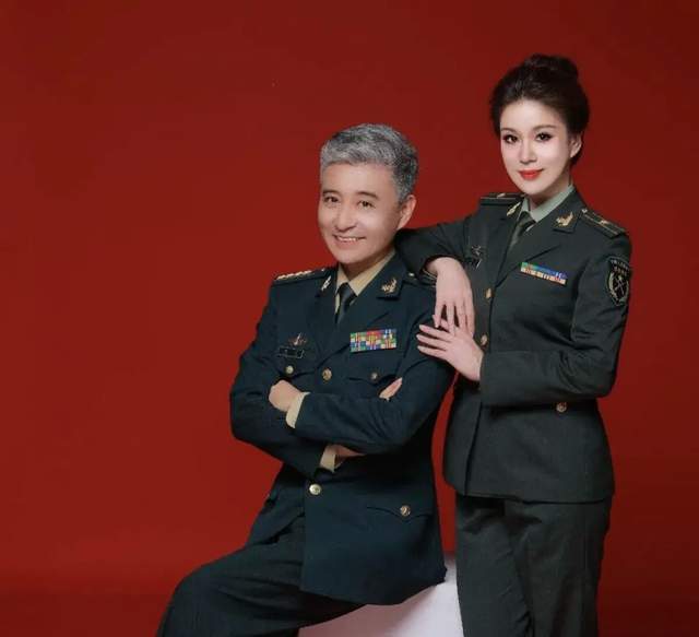 八一建军节,周炜白发亮相,与妻子高明婷共庆!