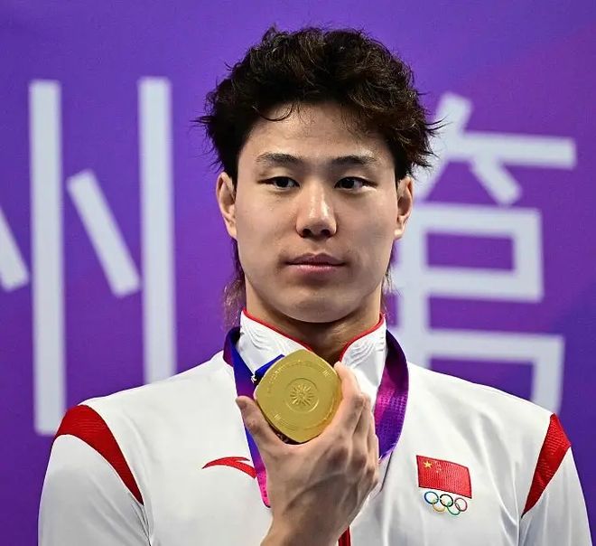 出轨门升级！覃海洋撩骚的队员是谁？退役2年，宿舍亲密，哭着道歉