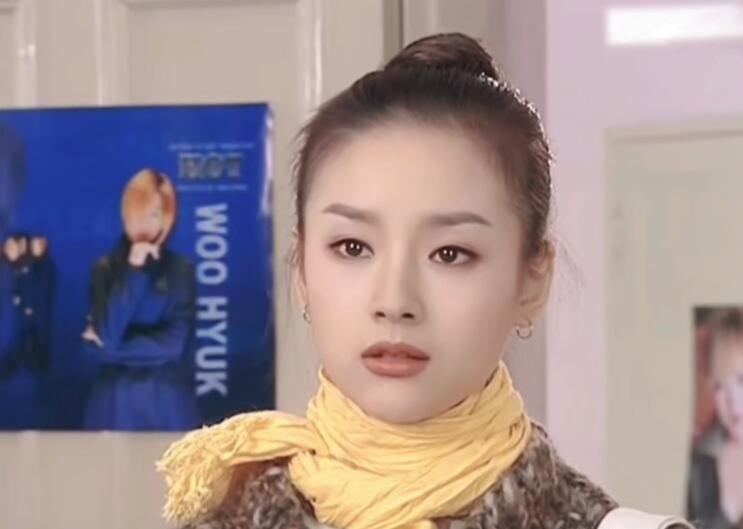 脑门都不敢露就别尬吹美人了,扛得住“大光明”发型,才是真神颜