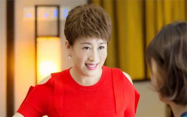 这两口子凭真本事吃饭,戏里戏外都是夫妻,今45岁忙着拍戏不要娃