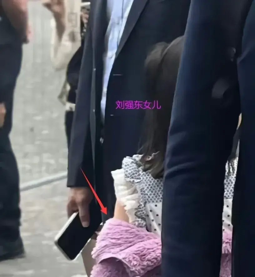 刘强东夫妇巴黎看奥运，章泽天穿着时尚似少女，8岁女儿首次露面