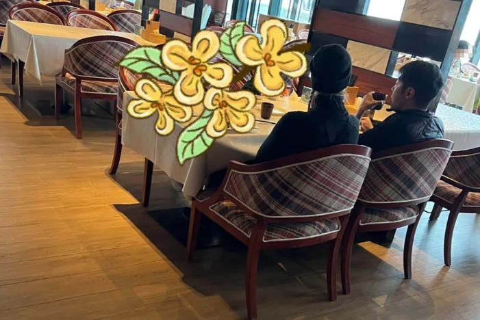 撒贝宁带孩子滑雪，疲惫的瘫坐椅子上，妻子李白休息也端庄优雅