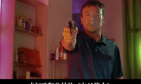 影帝廖凡与妻子现街头,开百万豪车出行,手提名酒掏挎包略显猥琐