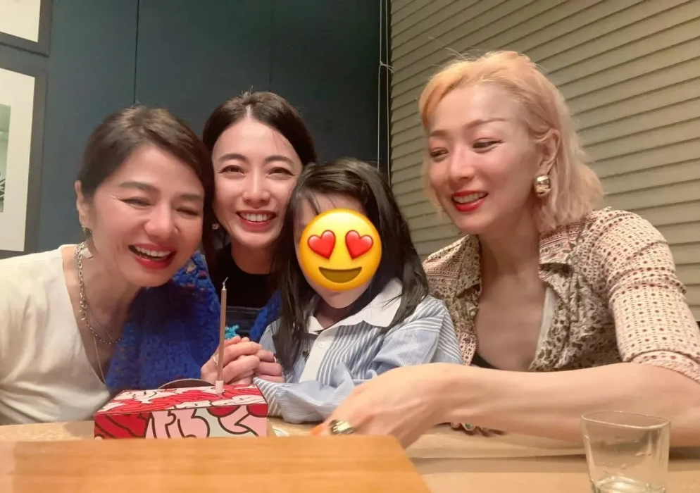 郑秀文、钟楚红为甘比庆祝45岁生日，独特造型的蛋糕和郑秀文的搞怪表情亮了！