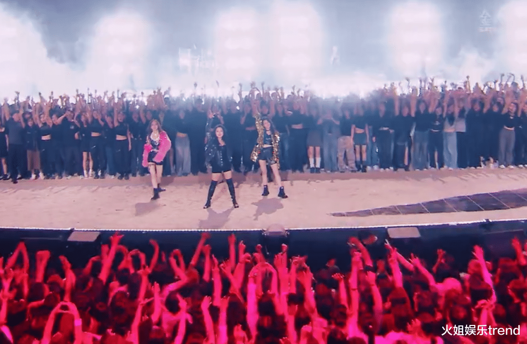 何洁现在为何一脸凶相?《乘风》舞台与戚薇站位微妙