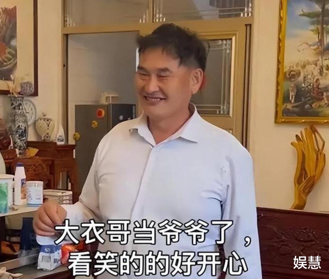 “超级奶爸”朱小伟给孩子换纸尿裤，刚满月的朱发顺长得很像爷爷