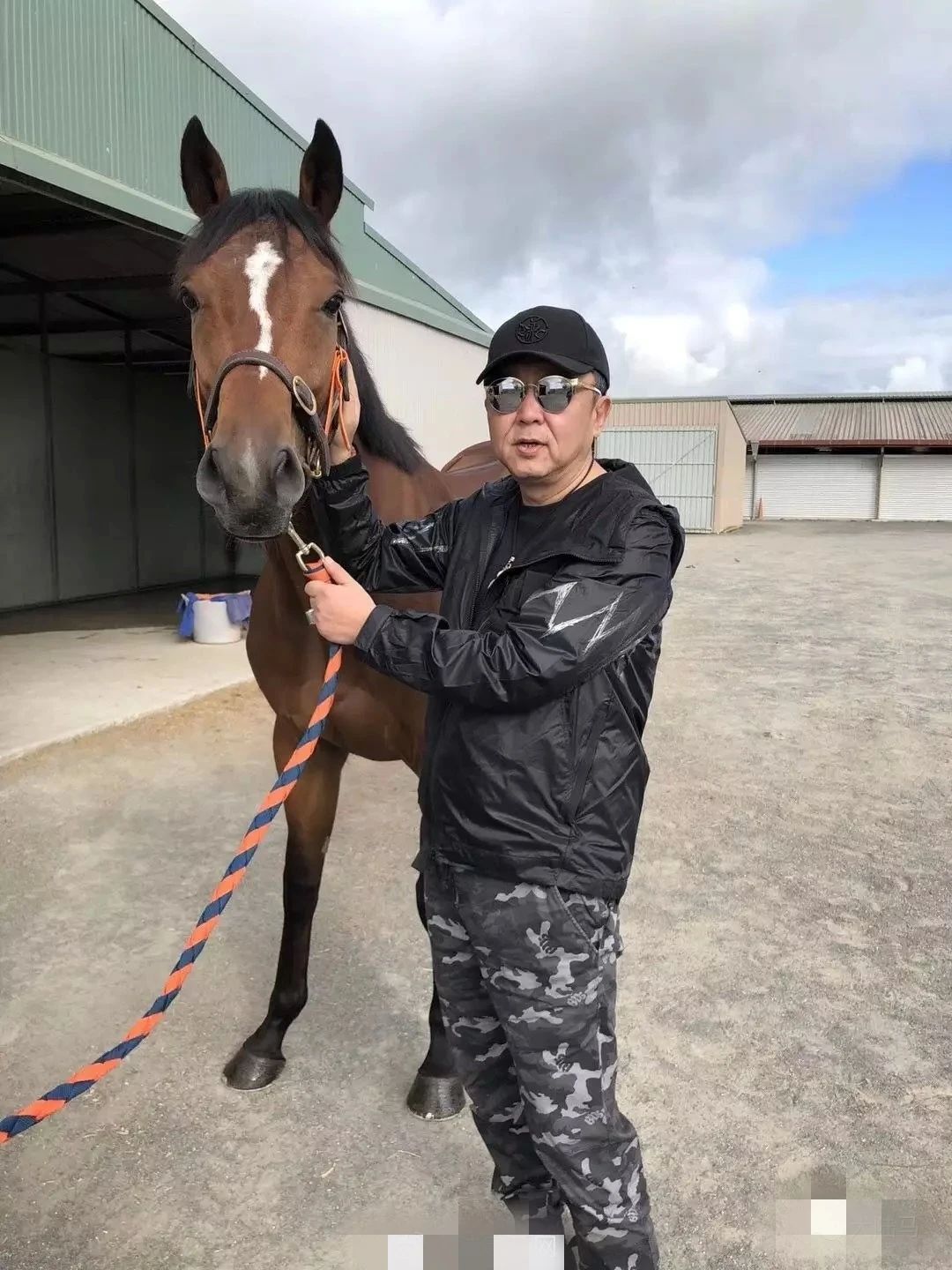 网友实地探访于谦的60亩马场,地上荒草丛生,门窗也被拆走