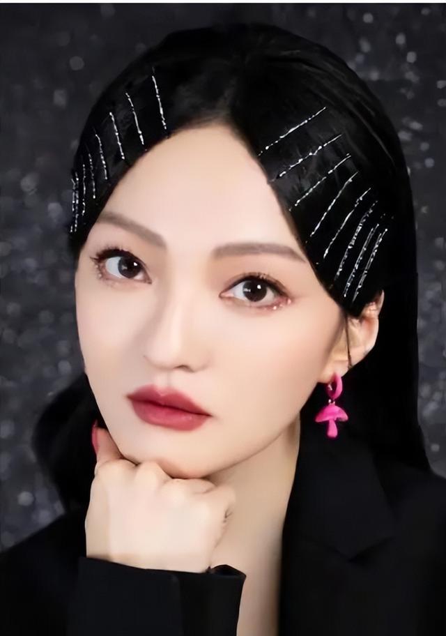 网传张韶涵演唱会疑似“窜稀”?裙子有黄色污渍,前排闻臭味