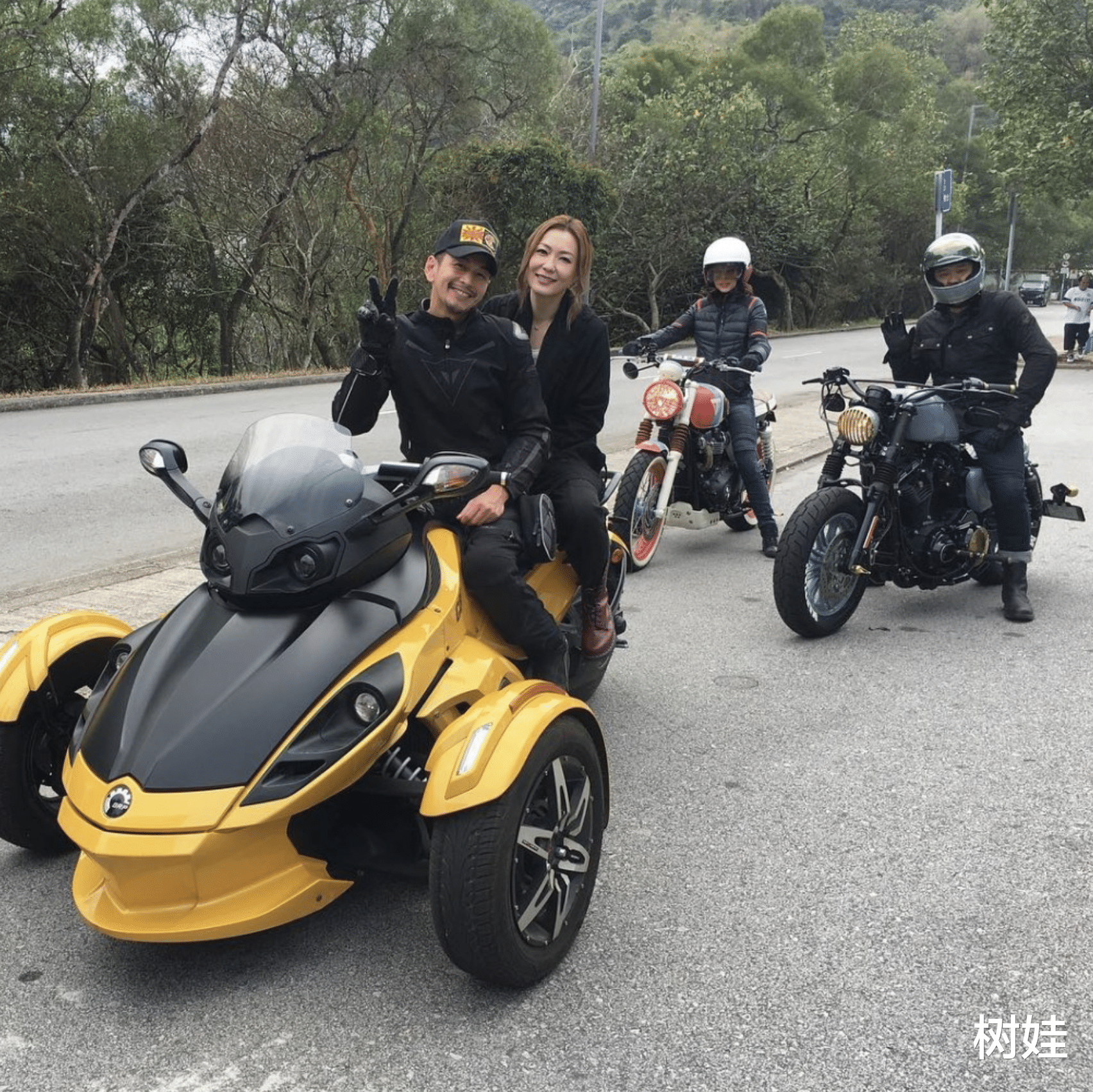 52岁TVB绿叶赴英国旅游,与雷颂德庆生,称对方减肥后有六块腹肌