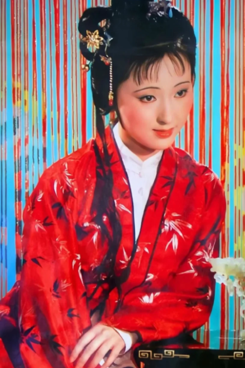 看到陈晓旭1987年香港宴会照,才知林黛玉的妆造,限制了她的美貌