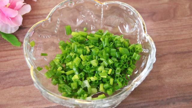 茄子学会这样做，不炒不蒸不油炸，出锅外酥里软，是菜又能当主食
