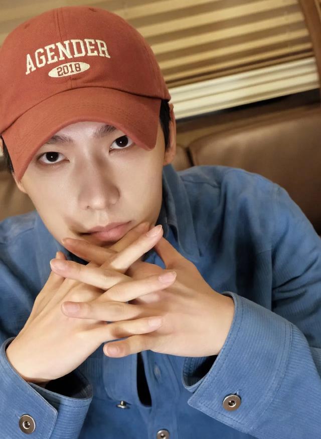 杨洋回合肥老家过年，戴黑色帽子和口罩，只露出眉眼依然很帅气